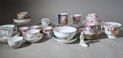 plusieurs tasses et soucoupes posées sur une table