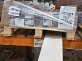beaucoup de caisses en bois sur les étagères du magasin