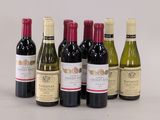 plusieurs bouteilles de vin sont alignées sur une table