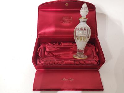 un étui rouge contenant un flacon de parfum