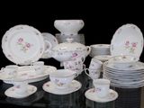beaucoup d'assiettes et de tasses sur la table