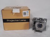 une photo d'une lampe de projecteur posée à côté d'une boîte