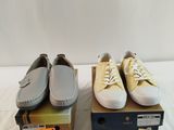 deux paires de chaussures sont posées sur des cartons, sur un lit