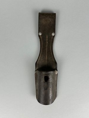une image d'un objet métallique sur une surface blanche