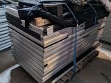un tas de tôles métalliques posées sur une palette dans un entrepôt