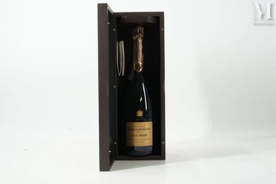 une bouteille de vin ouverte dans un coffret en bois avec un tire-bouchon