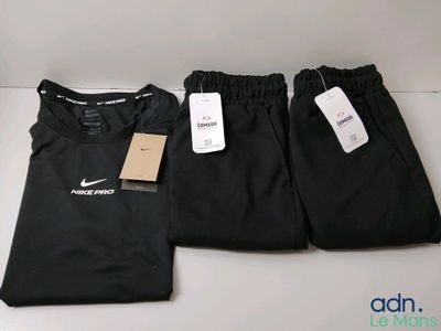 deux paires de pantalons Nike noirs avec leurs étiquettes encore attachées