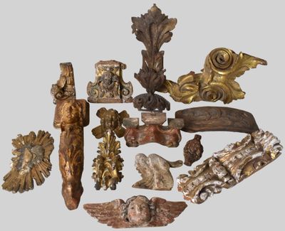 de nombreuses œuvres d'art posées sur une table