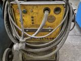 une machine posée sur un chariot dans le garage