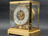 une horloge en or exposée dans une vitrine