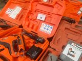 de nombreux outils dans la mallette orange posée sur la table