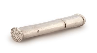 un étui à cigarettes ancien en argent sur fond blanc