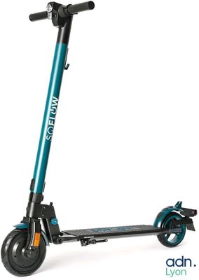 l'image d'un scooter posé sur une surface blanche