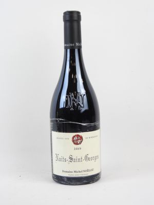 une bouteille de vin posée sur une table