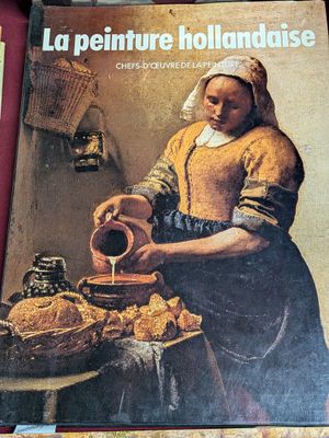 une photo d'un livre de cuisine sur laquelle on voit une femme en train de verser du lait