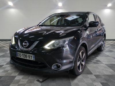 La Nissan QX-V noire est garée sur un sol à damier.