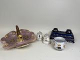 trois types d'objets en porcelaine assis sur une table