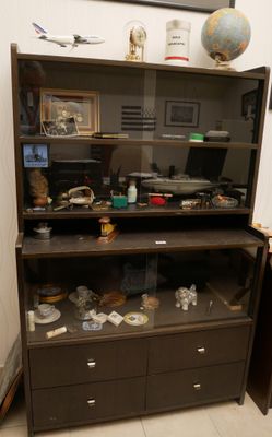une armoire sur laquelle sont posés de nombreux objets