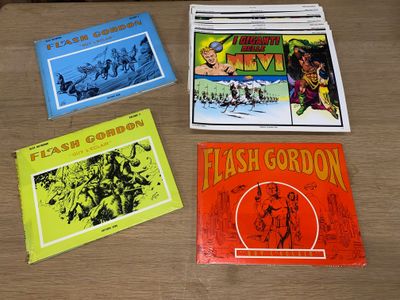 quatre livres de Flash Gordon posés sur une table au plateau en bois