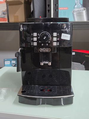 une machine à café noir posée sur une table dans un magasin