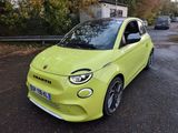 une petite voiture jaune garée dans la rue
