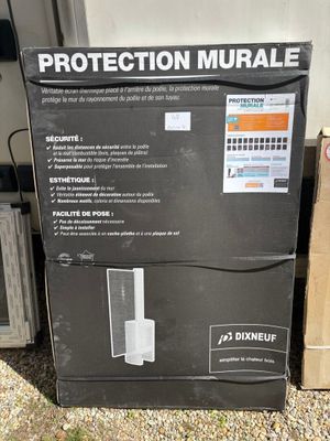 une boîte posée par terre à côté d'autres boîtes