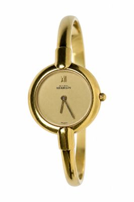 une image d'un gros plan d'une montre-bracelet sur un fond blanc