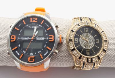 deux montres posées l'une à côté de l'autre sur une serviette