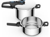 deux casseroles en acier inoxydable avec couvercles et poignées, posées sur un plan de travail blanc