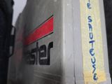 deux bagages posés l'un à côté de l'autre sur le sol