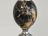 lampe en marbre noir avec un pied argenté et une ampoule