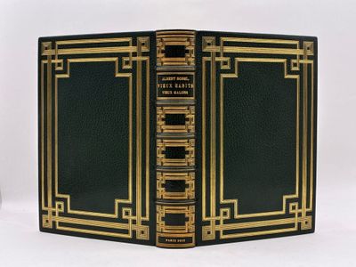 un vieux livre noir et doré orné de garnitures dorées