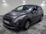 la voiture grise est garée sur un sol en damier dans le garage