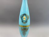 un vase bleu orné d'une décoration dorée