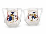 une paire de cruches en verre ornées d'un motif représentant un homme et une femme