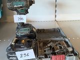 deux outils posés sur une étagère dans un magasin