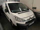 une camionnette blanche garée dans un garage