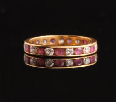 une image représentant une bague en or sertie de rubis et de diamants