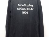 un t-shirt noir sur lequel est inscrit « Acne Studios Stockholm »