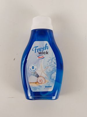 un gros plan d'une bouteille contenant un liquide posée sur une surface blanche