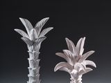 deux vases blancs placés l'un à côté de l'autre