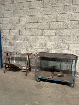 deux tables placées l'une à côté de l'autre dans une pièce
