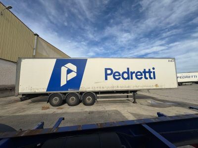 un camion garé devant un bâtiment