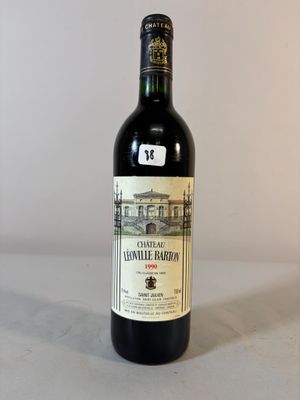 une bouteille de vin posée sur une table