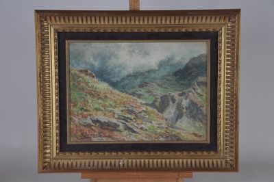 une peinture à l'huile représentant un paysage de montagne, posée sur un chevalet en bois