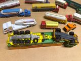 beaucoup de petits trains et de petits camions sur une table