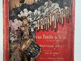 un livre rouge sur lequel figure l'image d'un homme tenant un tambour