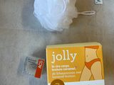 une boîte de gelée à côté d'un sac de savon, par terre