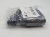 un téléphone portable emballé dans un sac en plastique, posé sur une table