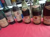 plusieurs bouteilles de vin sont alignées sur une table